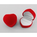 Ecrin pour bague forme coeur en feutrine rouge fond blanc