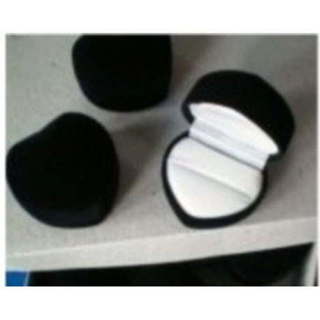 Ecrin pour bague forme coeur en feutrine noire fond blanc pas cher obrillant bijoux